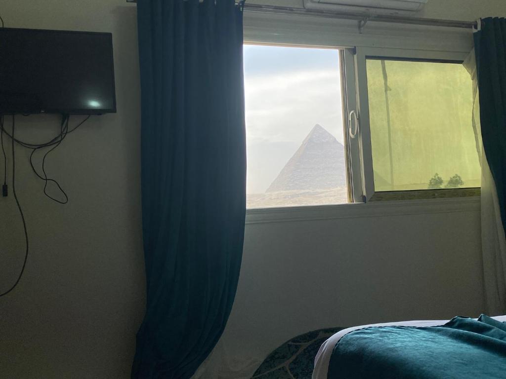 A bed or beds in a room at TuT Pyramids View