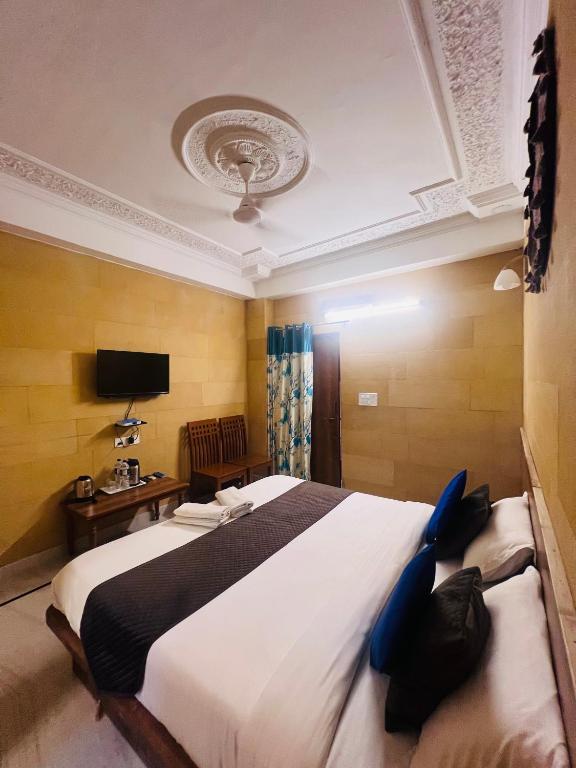 Postel nebo postele na pokoji v ubytování Garh Villa Jaisalmer