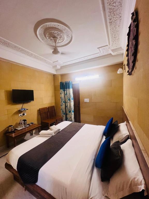 Postel nebo postele na pokoji v ubytování Garh Villa Jaisalmer