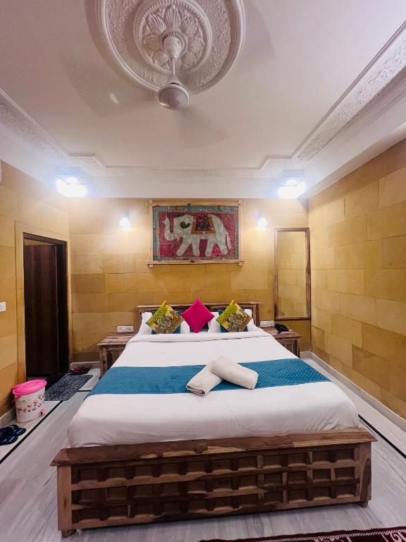 Postel nebo postele na pokoji v ubytování Garh Villa Jaisalmer