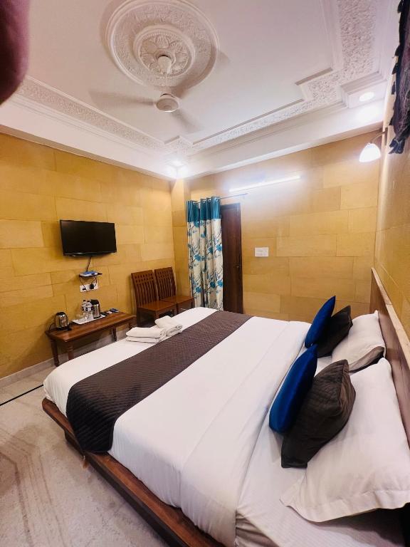 Postel nebo postele na pokoji v ubytování Garh Villa Jaisalmer