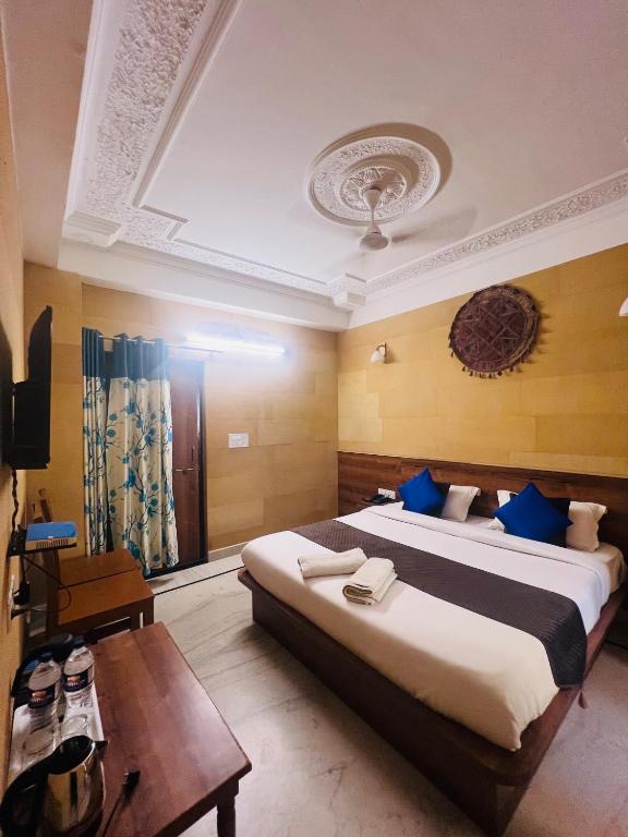 Postel nebo postele na pokoji v ubytování Garh Villa Jaisalmer