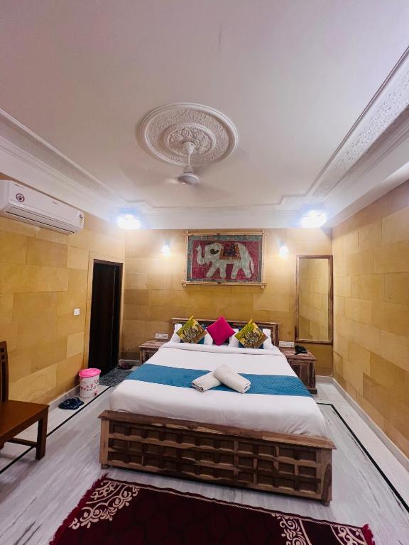 Postel nebo postele na pokoji v ubytování Garh Villa Jaisalmer