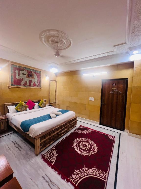 Postel nebo postele na pokoji v ubytování Garh Villa Jaisalmer