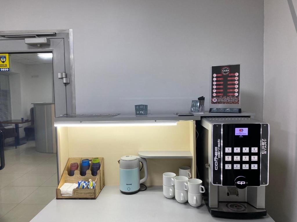 Příslušenství pro přípravu čaje a kávy v ubytování Hotel TETRIS Voznesensk
