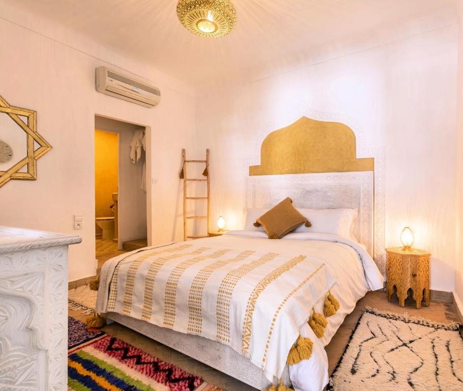 Postel nebo postele na pokoji v ubytování Riad Zeitoun Palace