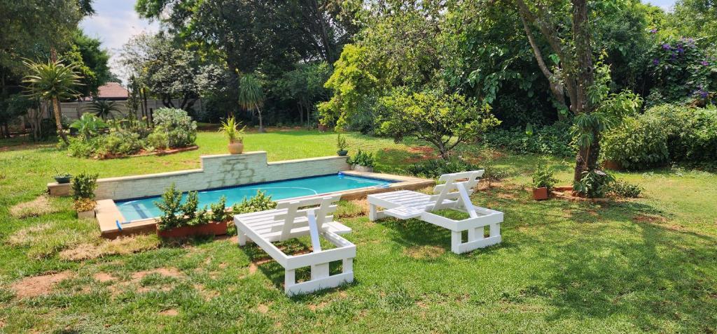 Κήπος έξω από το Leafy home in the heart of Linden with Pool
