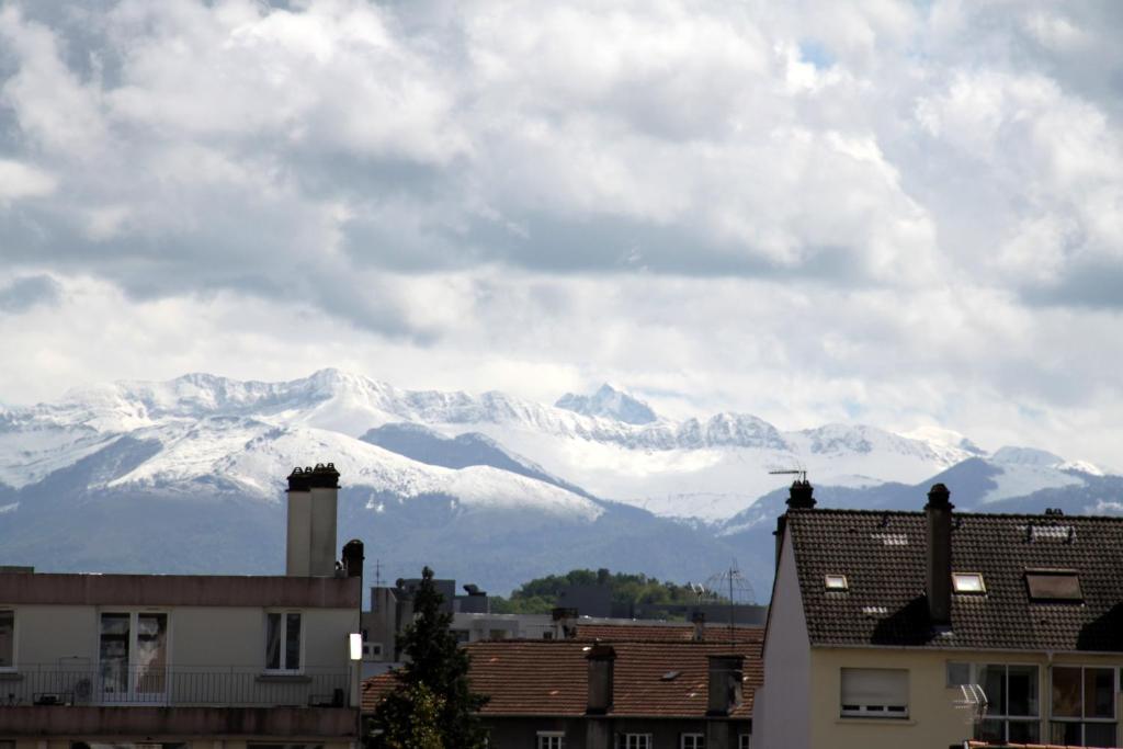 - une vue sur les montagnes enneigées d'une ville dans l'établissement Harmonie, à Pau