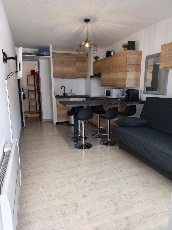 Il comprend un salon et une cuisine avec une table et un canapé. dans l'établissement Appartement la Foux d allos, à Allos