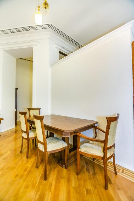 لابی و فضای عمومی White Apartment In The Nizami Street - تصویر ۵