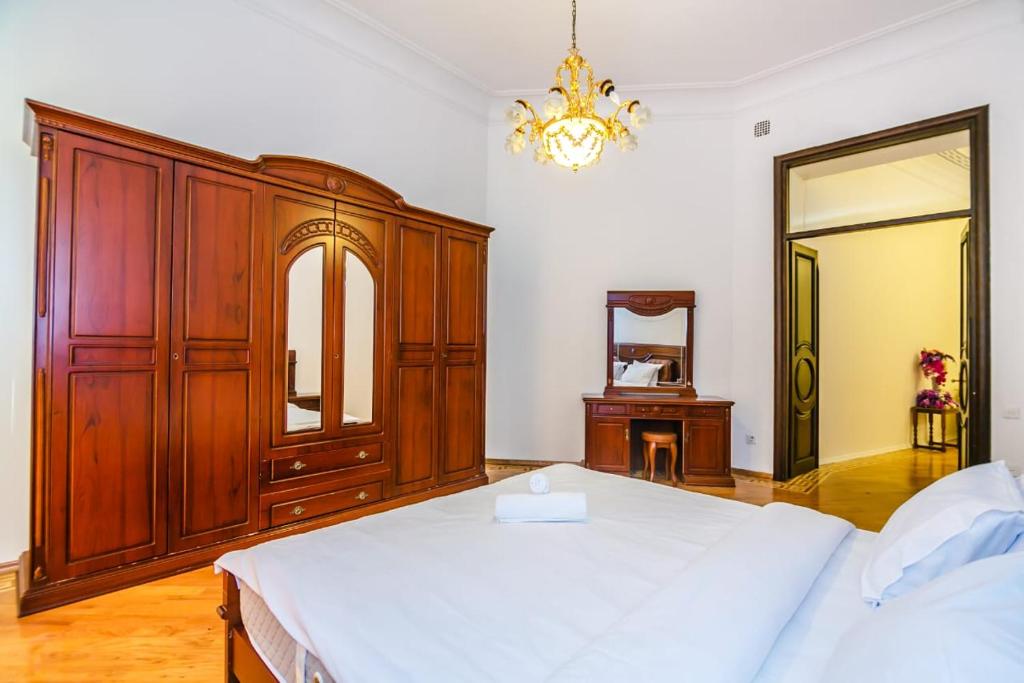 White Apartment In The Nizami Street در باکو