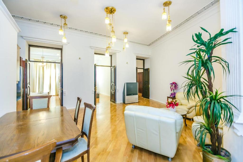 فضای داخلی White Apartment In The Nizami Street در باکو - تصویر ۳
