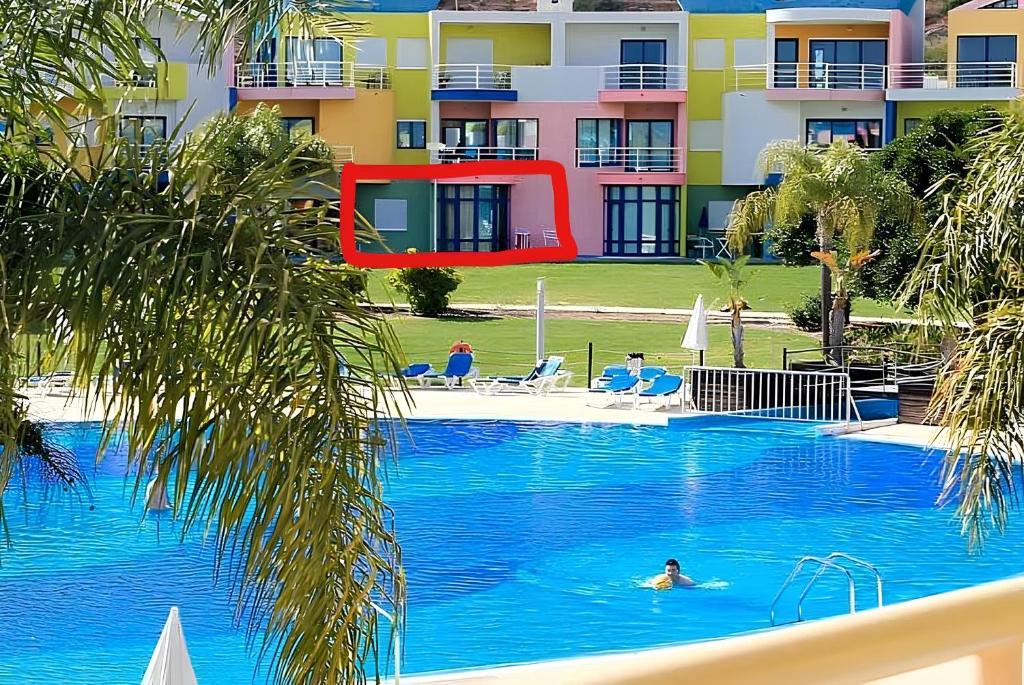 une piscine dans un complexe hôtelier avec des gens qui y nagent dans l'établissement Luxury 2-bed apartment with huge pool - Albufeira, à Albufeira