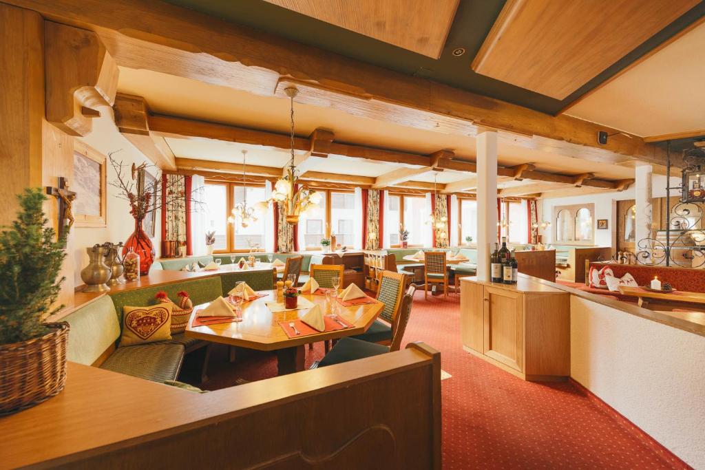 Eleganter Essensbereich im Hotel Arlberghaus mit modernem Design, gedeckten Tischen und stilvoller Beleuchtung