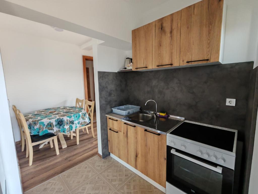 Kuchyň nebo kuchyňský kout v ubytování Forest Apartments