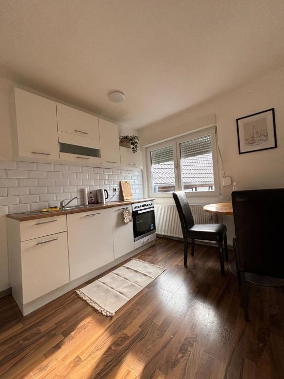 Kuchyň nebo kuchyňský kout v ubytování Gemütliche 2 Zimmer Wohnung in bester Lage