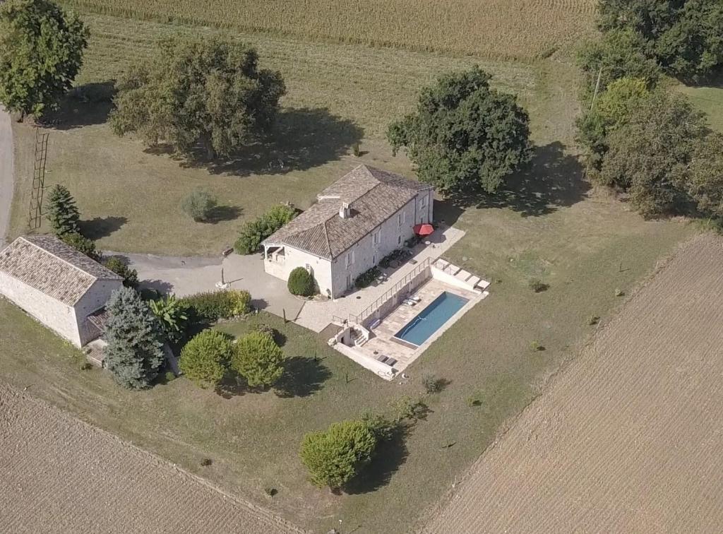 une vue aérienne d'une maison avec piscine dans l'établissement Gite de charme, bastide avec piscine, à Sainte-Juliette