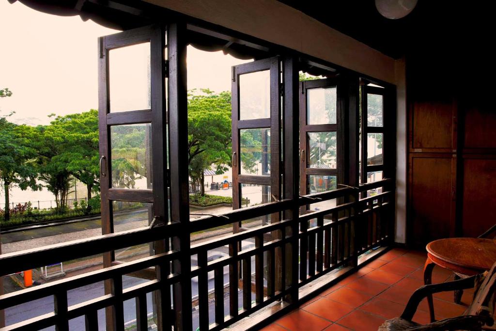Balkón nebo terasa v ubytování Kuching Waterfront Lodge
