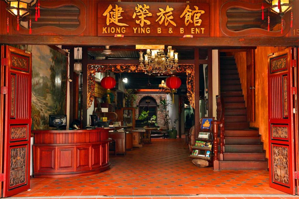 un restaurante con un letrero que dice rey vikingo yuangang istg en Kuching Waterfront Lodge en Kuching