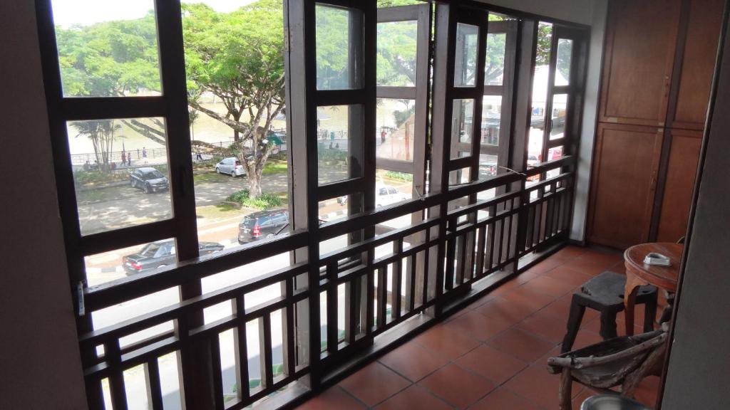Balkón nebo terasa v ubytování Kuching Waterfront Lodge