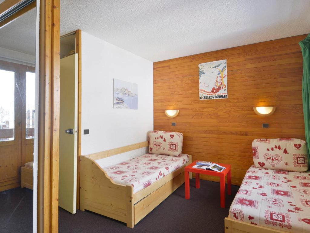 une petite pièce avec un lit et une table dans l'établissement Studio 4 pers, divisible, ski aux pieds, balcon, animaux admis - FR-1-181-2410, à La Plagne Tarentaise