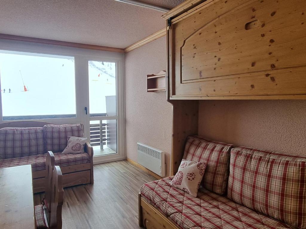 un salon avec un canapé et une fenêtre dans l'établissement Studio tout confort avec balcon, accès direct aux pistes - FR-1-181-2602, à Aime La Plagne
