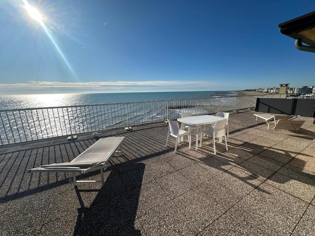 カオルレにあるATTIC PARADISE Big Terrace on the Sea - AGENZIA COCALのテーブルと椅子と海のあるバルコニー
