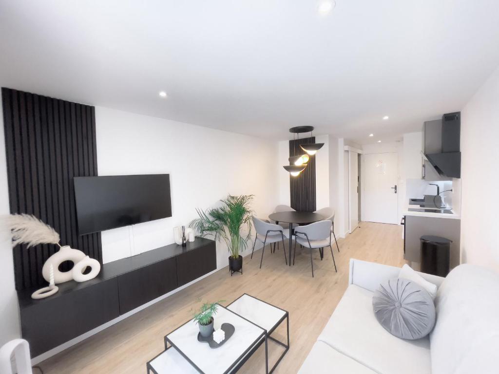 Televízia a/alebo spoločenská miestnosť v ubytovaní Appartement Étoilé, Clim, Plage, Terrasse, Parking