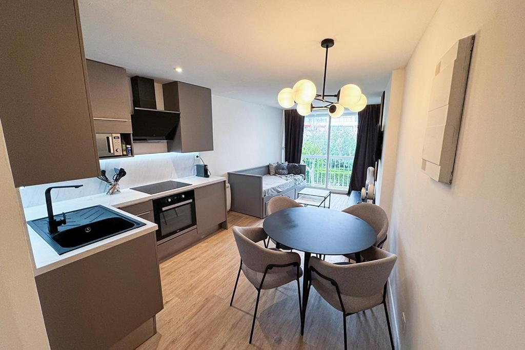 Kuchyňa alebo kuchynka v ubytovaní Appartement Étoilé, Piscine, Plage face, Clim