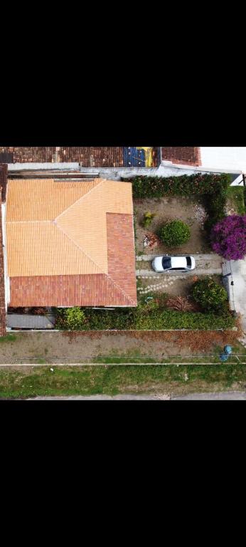 an aerial view of a house with a roof at Casa na praça do Carananduba in Belém