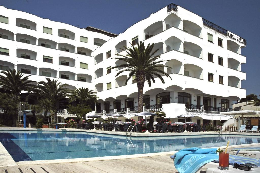 Bazén v ubytování Grand Hotel Don Juan nebo v jeho okolí