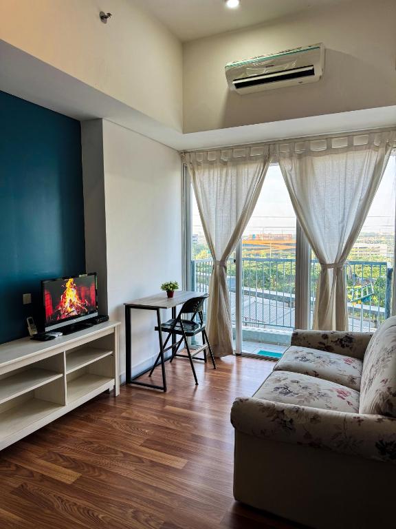 TV a/nebo společenská místnost v ubytování Apt Casa De Parco 1BR With WiFi, Pool & Netflix by Damaresa