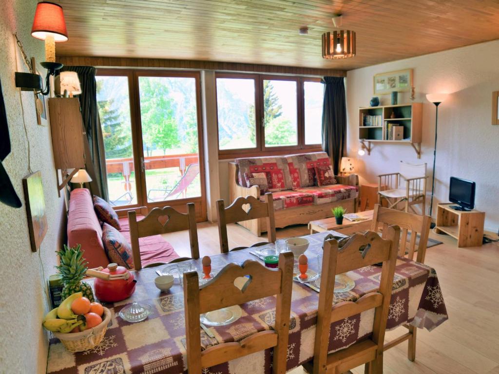 une cuisine et un salon avec une table et des chaises dans l'établissement Studio 5 pers. avec balcon, secteur Diable, animaux admis - FR-1-516-47, à Les Deux Alpes