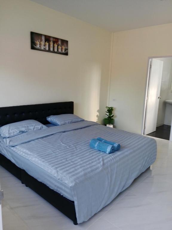Postel nebo postele na pokoji v ubytování มานอนนี่ รีสอร์ท