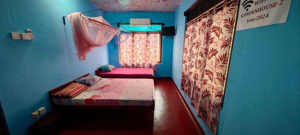 Tony's Garden House Back Packers inn - 8