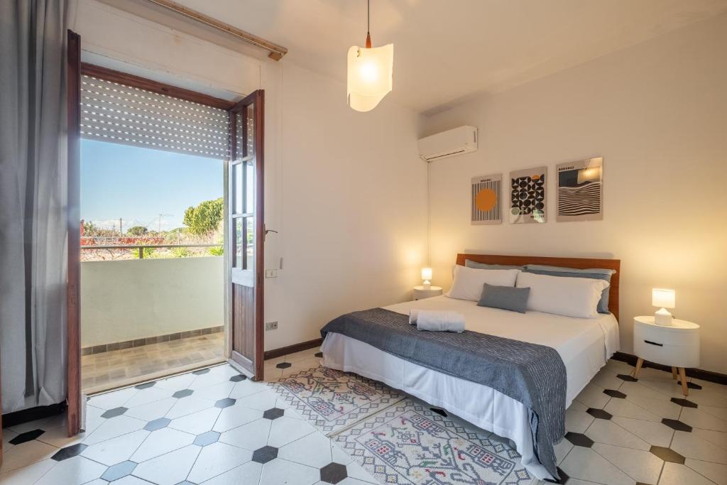 Postel nebo postele na pokoji v ubytování Big Beach Villa S Andrea- Privat Parking-Netflix-Self Ck -450m From the beach