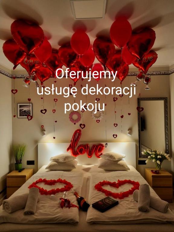Rúm í herbergi á Pokoje Sandra I