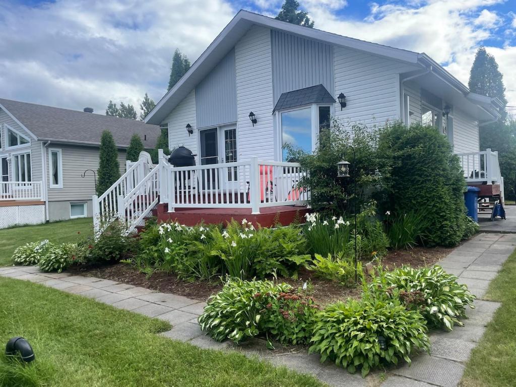 Κήπος έξω από το Chalet à la Baie Boudreault