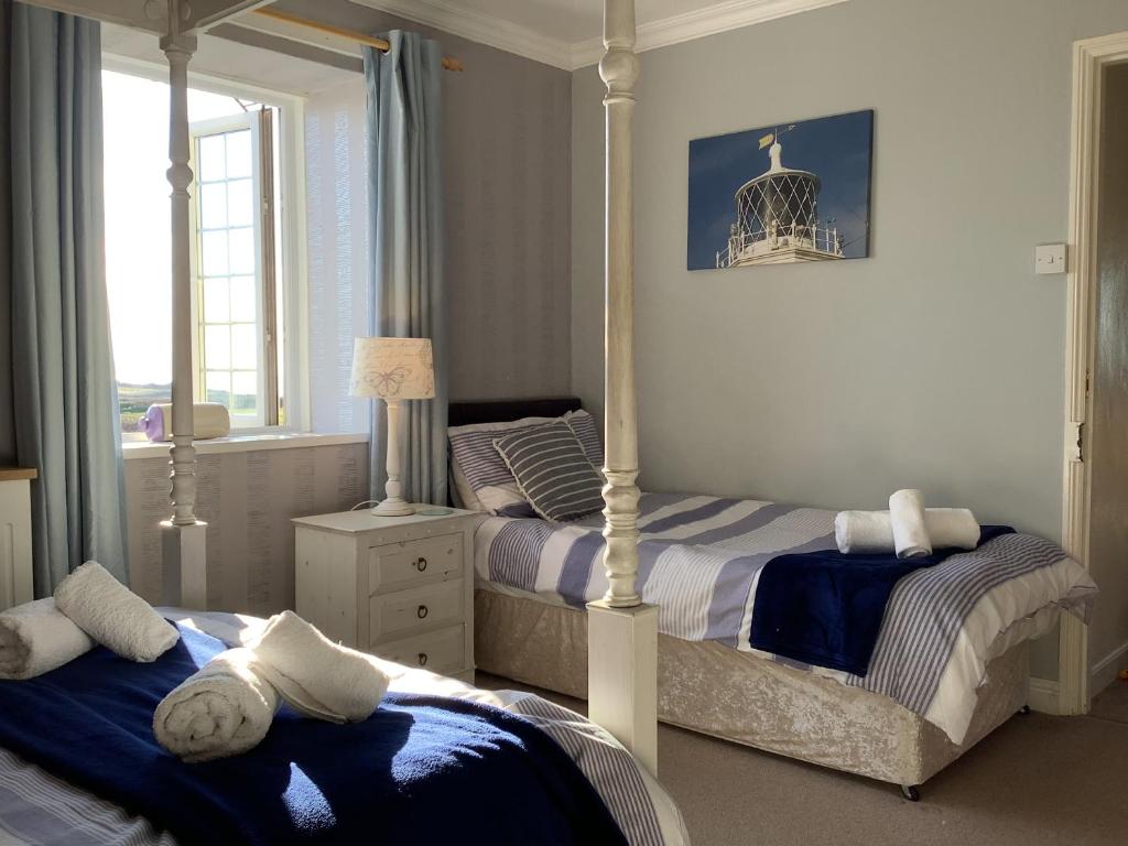 Кровать или кровати в номере Haelarcher Farmhouse and Helicopter B&B