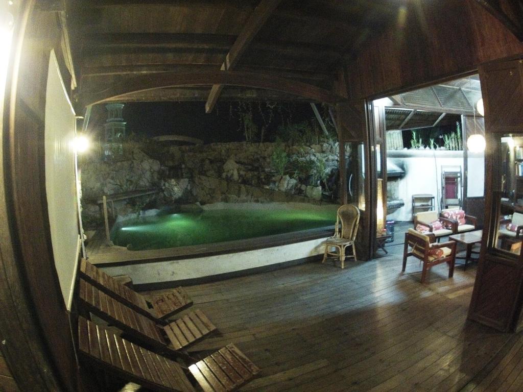 Bazén v ubytování Bukit Raya Guesthouse nebo v jeho okolí