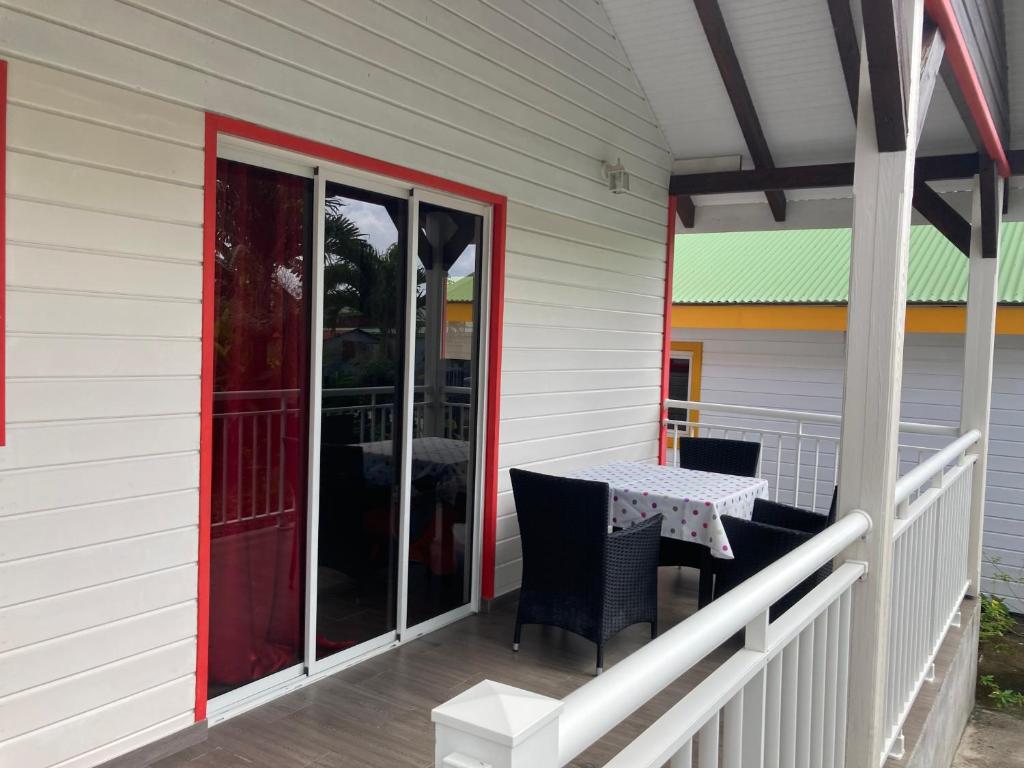 Balkón nebo terasa v ubytování Bungalow ROUGE