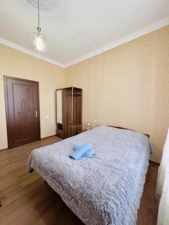 Postel nebo postele na pokoji v ubytování Tsminda Giorgi Apartment
