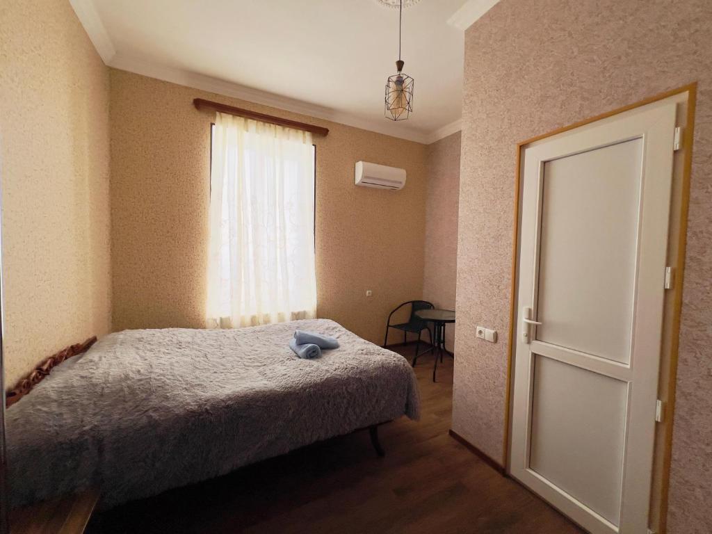 Postel nebo postele na pokoji v ubytování Tsminda Giorgi Apartment