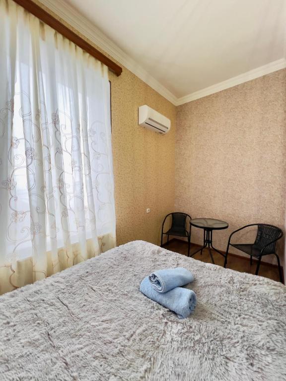 Postel nebo postele na pokoji v ubytování Tsminda Giorgi Apartment