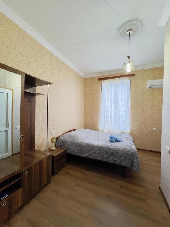 Postel nebo postele na pokoji v ubytování Tsminda Giorgi Apartment