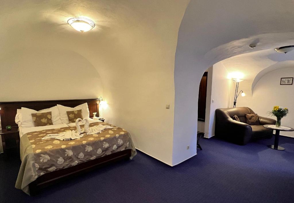 Łóżko lub łóżka w pokoju w obiekcie Hotel Joseph 1699