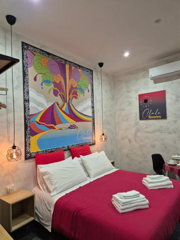 Un dormitorio con una cama roja con una pintura en la pared en CLALE ROOMS, en Nápoles