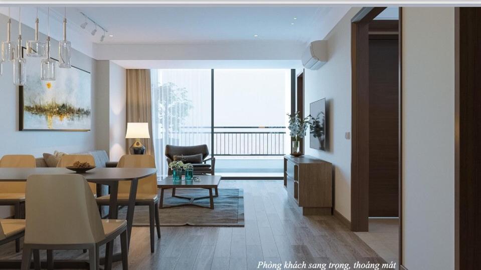ein Wohnzimmer mit Tisch und ein Esszimmer in der Unterkunft Northern Diamond Golfstay in Hanoi