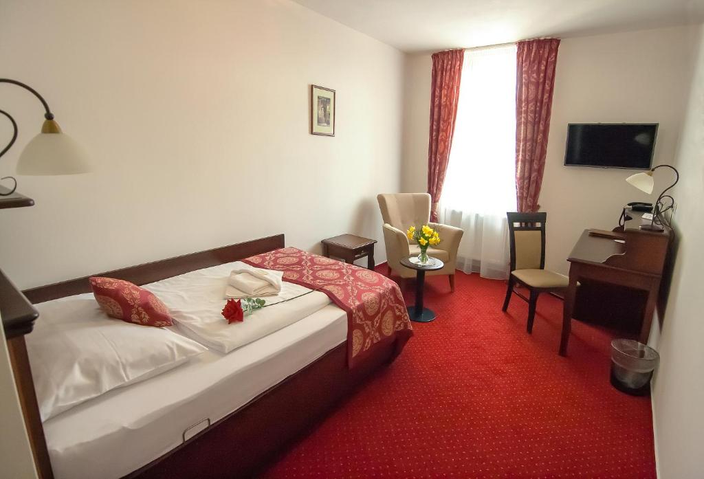 Łóżko lub łóżka w pokoju w obiekcie Hotel Joseph 1699