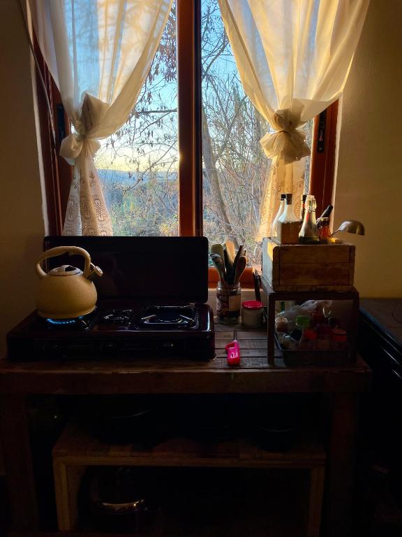 een kamer met een raam en een laptop op een tafel bij Guesthouse RAMAJ in Perondi